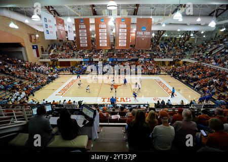 Austin, Texas, USA. Dezember 2024. Texas spielt Texas A&M-Corpus Christi in einer ersten Runde beim NCAA Division I Women's Volleyball Tournament am 5. Dezember 2024 in Austin, Texas. Texas Won, 3-0 (Credit Image: © Scott Coleman/ZUMA Press Wire) NUR REDAKTIONELLE VERWENDUNG! Nicht für kommerzielle ZWECKE! Stockfoto