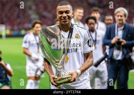 Warschau, Polen. August 2024. Kylian Mbappe von Real Madrid posiert für ein Foto mit Trophäe während der Zeremonie nach dem Finale des UEFA Super Cup 2024 zwischen Real Madrid und Atalanta BC im PGE Narodowy Stadion. Endergebnis: Real Madrid 2:0. Atalanta BC. (Foto: Mikolaj Barbanell/SOPA Images/SIPA USA) Credit: SIPA USA/Alamy Live News Stockfoto