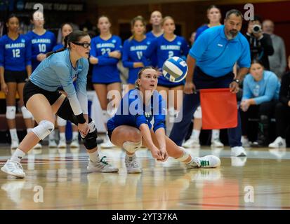 Austin, Texas, USA. Dezember 2024. A&M-Corpus Christi außerhalb von Brooklyn Jaeger (13) und Kyndal Payne (9) erhalten eine Portion während des NCAA Division I Women's Volleyball Tournament First Round Match zwischen Texas und Texas A&M-Corpus Christi am 5. Dezember 2024 in Austin, Texas. Texas Won, 3-0 (Credit Image: © Scott Coleman/ZUMA Press Wire) NUR REDAKTIONELLE VERWENDUNG! Nicht für kommerzielle ZWECKE! Stockfoto