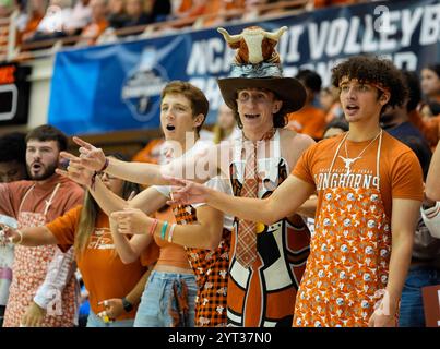 Austin, Texas, USA. Dezember 2024. Texas Studenten jubeln beim NCAA Division I Women's Volleyball Tournament in der ersten Runde zwischen Texas und Texas A&M-Corpus Christi am 5. Dezember 2024 in Austin, Texas. Texas Won, 3-0 (Credit Image: © Scott Coleman/ZUMA Press Wire) NUR REDAKTIONELLE VERWENDUNG! Nicht für kommerzielle ZWECKE! Stockfoto