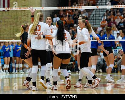 Austin, Texas, USA. Dezember 2024. Texas feiert am 5. Dezember 2024 im NCAA Division I Women's Volleyball Tournament in der ersten Runde zwischen Texas und Texas A&M-Corpus Christi einen Punkt. Texas Won, 3-0 (Credit Image: © Scott Coleman/ZUMA Press Wire) NUR REDAKTIONELLE VERWENDUNG! Nicht für kommerzielle ZWECKE! Stockfoto