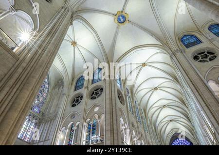 Paris, Frankreich. November 2024 30. Dieses Foto zeigt die Innenansicht der Kathedrale Notre-Dame vor ihrer Wiedereröffnung in Paris, Frankreich, am 30. November 2024. Die Wiedereröffnungszeremonien der Kathedrale Notre-Dame, die 2019 durch einen Großbrand beschädigt wurde, finden am 7. Und 8. Dezember statt. Quelle: Julio Piatti/Xinhua/Alamy Live News Stockfoto