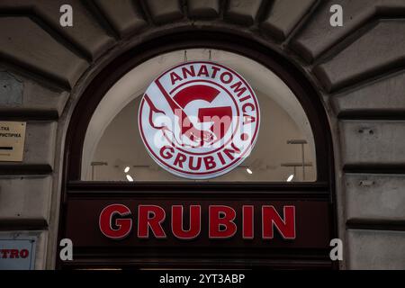 BELGRAD, SERBIEN - 12. OKTOBER 2024: Grubin Anatomica-Logo in einem Geschäft in Belgrad, Serbien. Grubin ist eine serbische Schuhmarke, die auf Orthopedi spezialisiert ist Stockfoto