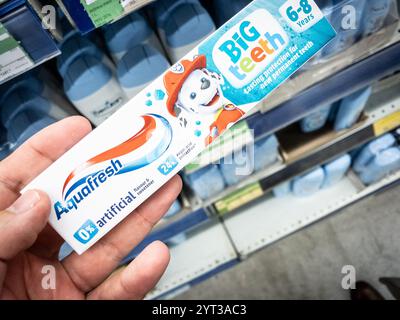 BELGRAD, SERBIEN - 12. OKTOBER 2024: Aquafresh Kinderzahnpasta zum Verkauf in einem Belgrader Supermarkt. Aquafresh ist eine britische Marke von glaxosmithkline;of Stockfoto