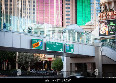 LAS VEGAS, 21. AUGUST 2024: Straßenschilder in Las Vegas, die die geschlossene Interstate 15 und die Wegbeschreibung zur Tropicana Avenue anzeigen Stockfoto