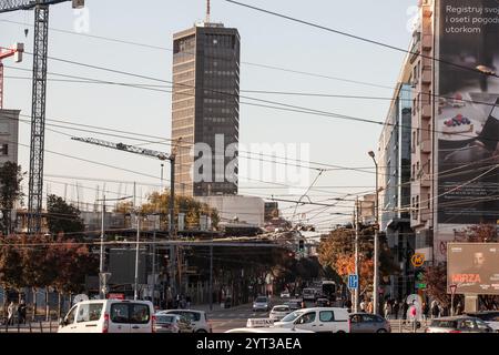 BELGRAD, SERBIEN - 12. OKTOBER 2024: Panorama der Kralja Milana Straße in Belgrad mit starkem Verkehr und dem berühmten Beogradjanka Turm Stockfoto