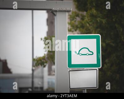 Straßenschild mit einem Ladegerät für Elektrofahrzeuge, das die nachhaltige Verkehrsinfrastruktur in Serbien symbolisiert und zeigt, wo der nächste Ort ist Stockfoto