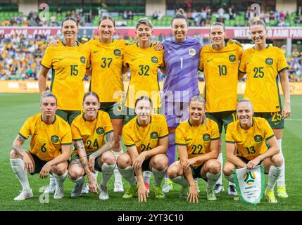 Melbourne, Australien. Dezember 2024. Die australischen Matildas sahen, wie sie während des Freundschaftsspiels zwischen Australien Matildas und Chinesisch Taipeh im AAMI Park für ein Mannschaftsfoto posierten. Endpunktzahl: Australien 3:1 Chinesisches Taipeh (Foto: Olivier Rachon/SOPA Images/SIPA USA) Credit: SIPA USA/Alamy Live News Stockfoto