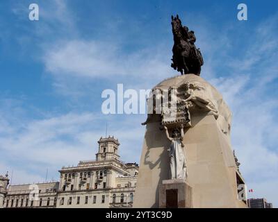 Reiterdenkmal für General Don Jose de San Martin, Befreier von Peru, befindet sich auf der plaza, die auch seinen Namen trägt, im historischen Zentrum von Lima Stockfoto