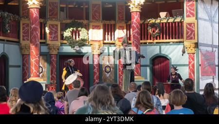 Clan Tynker Family Circus mit Jonglieren, Musik, Schwertschlucken und Akrobatik. Die Show wurde auf dem Texas Renaissance Festi fotografiert Stockfoto