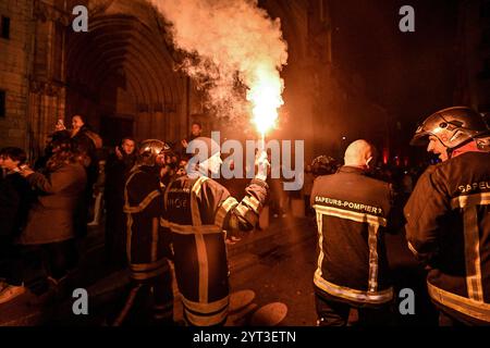 Lyon, Frankreich. Dezember 2024. Lyon Feuerwehrleute streiken während des Lichterfestes in Lyon am 5. Dezember 2024. Foto: Julien Reynaud/APS-Medias/ABACAPRESS. COM Credit: Abaca Press/Alamy Live News Stockfoto