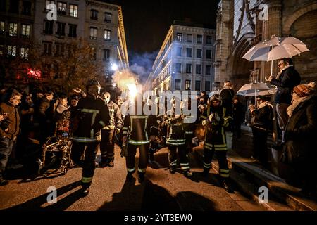 Lyon, Frankreich. Dezember 2024. Lyon Feuerwehrleute streiken während des Lichterfestes in Lyon am 5. Dezember 2024. Foto: Julien Reynaud/APS-Medias/ABACAPRESS. COM Credit: Abaca Press/Alamy Live News Stockfoto