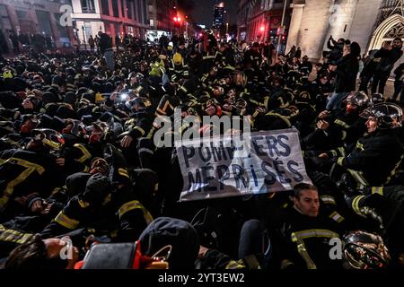 Lyon, Frankreich. Dezember 2024. Lyon Feuerwehrleute streiken während des Lichterfestes in Lyon am 5. Dezember 2024. Foto: Julien Reynaud/APS-Medias/ABACAPRESS. COM Credit: Abaca Press/Alamy Live News Stockfoto