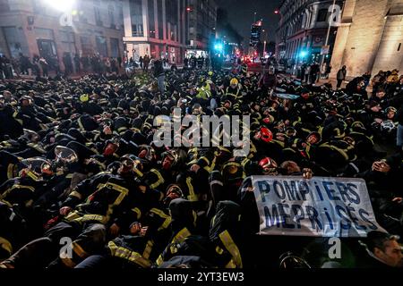 Lyon, Frankreich. Dezember 2024. Lyon Feuerwehrleute streiken während des Lichterfestes in Lyon am 5. Dezember 2024. Foto: Julien Reynaud/APS-Medias/ABACAPRESS. COM Credit: Abaca Press/Alamy Live News Stockfoto