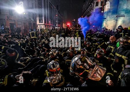 Lyon, Frankreich. Dezember 2024. Lyon Feuerwehrleute streiken während des Lichterfestes in Lyon am 5. Dezember 2024. Foto: Julien Reynaud/APS-Medias/ABACAPRESS. COM Credit: Abaca Press/Alamy Live News Stockfoto