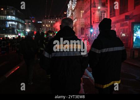 Lyon, Frankreich. Dezember 2024. Lyon Feuerwehrleute streiken während des Lichterfestes in Lyon am 5. Dezember 2024. Foto: Julien Reynaud/APS-Medias/ABACAPRESS. COM Credit: Abaca Press/Alamy Live News Stockfoto