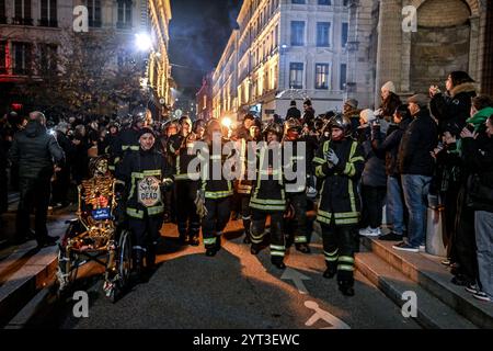 Lyon, Frankreich. Dezember 2024. Lyon Feuerwehrleute streiken während des Lichterfestes in Lyon am 5. Dezember 2024. Foto: Julien Reynaud/APS-Medias/ABACAPRESS. COM Credit: Abaca Press/Alamy Live News Stockfoto