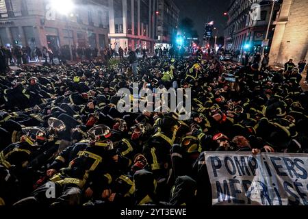 Lyon, Frankreich. Dezember 2024. Lyon Feuerwehrleute streiken während des Lichterfestes in Lyon am 5. Dezember 2024. Foto: Julien Reynaud/APS-Medias/ABACAPRESS. COM Credit: Abaca Press/Alamy Live News Stockfoto