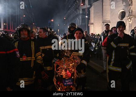 Lyon, Frankreich. Dezember 2024. Lyon Feuerwehrleute streiken während des Lichterfestes in Lyon am 5. Dezember 2024. Foto: Julien Reynaud/APS-Medias/ABACAPRESS. COM Credit: Abaca Press/Alamy Live News Stockfoto