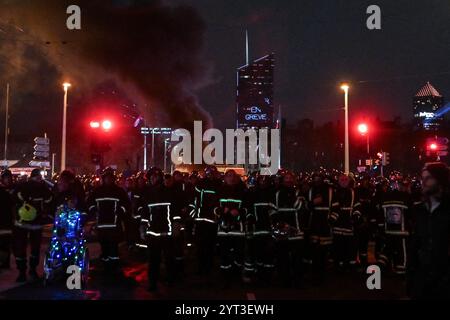 Lyon, Frankreich. Dezember 2024. Lyon Feuerwehrleute streiken während des Lichterfestes in Lyon am 5. Dezember 2024. Foto: Julien Reynaud/APS-Medias/ABACAPRESS. COM Credit: Abaca Press/Alamy Live News Stockfoto