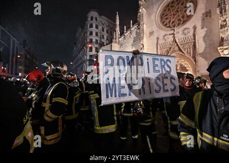 Lyon, Frankreich. Dezember 2024. Lyon Feuerwehrleute streiken während des Lichterfestes in Lyon am 5. Dezember 2024. Foto: Julien Reynaud/APS-Medias/ABACAPRESS. COM Credit: Abaca Press/Alamy Live News Stockfoto