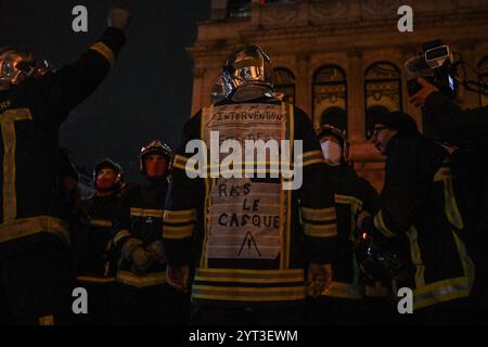 Lyon, Frankreich. Dezember 2024. Lyon Feuerwehrleute streiken während des Lichterfestes in Lyon am 5. Dezember 2024. Foto: Julien Reynaud/APS-Medias/ABACAPRESS. COM Credit: Abaca Press/Alamy Live News Stockfoto