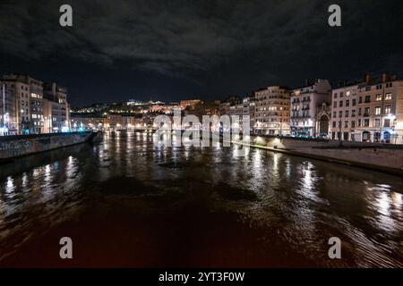 Lyon, Frankreich. Dezember 2024. Die Saone während des Lichterfestes in Lyon am 5. Dezember 2024. Foto: Julien Reynaud/APS-Medias/ABACAPRESS. COM Credit: Abaca Press/Alamy Live News Stockfoto