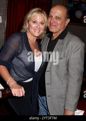 New York City, USA. Oktober 2013. Tonja Walker & Thom Christopher 10. Jährliches „Daytime Stars & Strikes“ Charity Bowling Event – am 13. Oktober 2013 in den Bowlmor Lanes. © Steven Bergman Credit: AFF/Alamy Live News Stockfoto