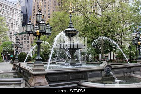 Wasserbrunnen im City Hall Park, entworfen von Jacob Wrey Mould, eröffnet 1871, New York, NY, USA Stockfoto