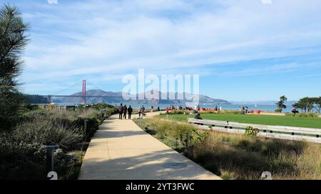 Spaziergang am Tunnel Tops Park, Presidio, San Francisco, Kalifornien; Blick auf die Golden Gate Bridge in der Ferne an einem klaren, blauen Wintertag. Stockfoto