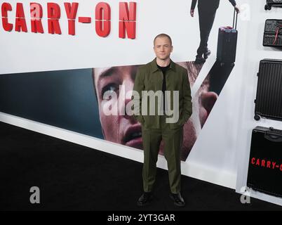 Los Angeles, USA. Dezember 2024. Taron Egerton kommt zu Netflix's CARRY ON Premiere, die am Donnerstag im ägyptischen Theater in Hollywood, KALIFORNIEN stattfindet. Dezember 2024. (Foto: Sthanlee B. Mirador/SIPA USA) Credit: SIPA USA/Alamy Live News Stockfoto