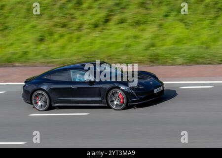 2024 Schwarzer Porsche Cayenne V6 S E-Hybrid Auto Hybrid Electric 2995 ccm Sportwagen auf der M6 Autobahn UK Stockfoto