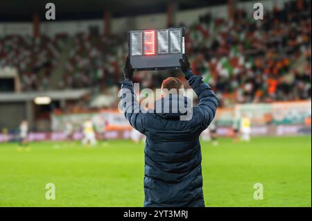 Technischer Schiedsrichter zeigt zusätzliche Zeit während des Fußballspiels an. Sieben; schwarz Stockfoto