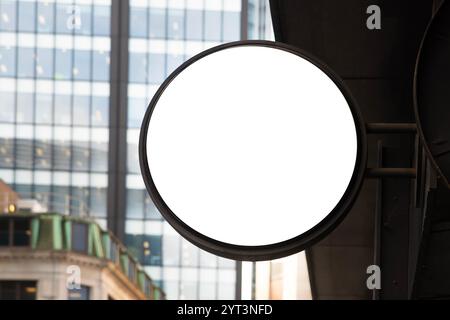 Leeres rundes Ladenschild mit modernem Gebäude auf Hintergrund Stockfoto
