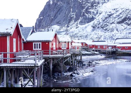 Traditionelle rote Fischerhütte in reine an einem verschneiten Wintertag. Winterlandschaft Stockfoto