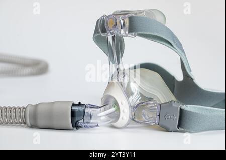 Schlafapnoe mit kontinuierlicher positiver Atemwegsdruckmaske (CPAP) und Schlauch isoliert auf weißem Hintergrund Stockfoto