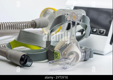CPAP-Gerät mit Maske und Schlauch für Menschen mit Schlafapnoe, Atemwege, oder Atemstörung Stockfoto