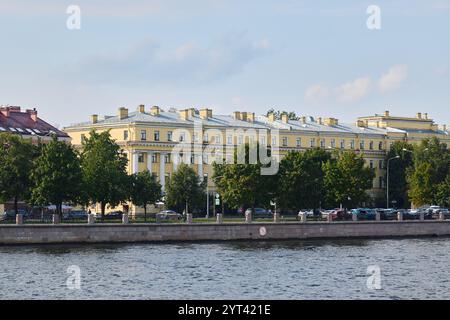 Historische Architektur am Flussufer in einer großen Stadt mit Panoramablick Stockfoto