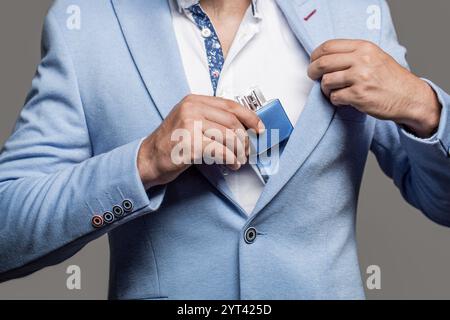 Köln für Männer. Parfüm und Duft des Mannes. Mann im Anzug, Flasche Parfüm, Nahaufnahme. Duftgeruch. Parfüms für Männer. Fashion cologne Flasche. Männlich Stockfoto