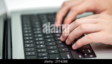 Geschäftsbild einer jungen Frau mit Laptop. Die Hände des Mannes tippen. Nahaufnahme eines Mannes, der die Eingabetaste eines Laptops auf dem Tisch drückt. Stockfoto