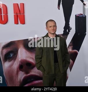 Los Angeles, Usa. Dezember 2024. Taron Egerton, Mitglied der Besetzung, nimmt am Donnerstag, den 5. Dezember 2024, an der Premiere von Netflix's Film-Krimi „Carry-on“ im Egyptian Theater in der Hollywood-Sektion von Los Angeles Teil. Geschichte: Ein mysteriöser Reisender erpresst einen jungen TSA-Agenten, damit er ein gefährliches Paket durch die Sicherheitskontrolle und auf einen Flug am Weihnachtsfeiertag rutschen lässt. Foto: Jim Ruymen/UPI Credit: UPI/Alamy Live News Stockfoto