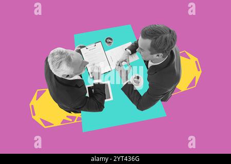 Composite Photo Collage von zwei seriösen alten jungen Geschäftsmännern Partner sitzen Tisch Vertrag Projekt Papier Geschäft isoliert auf gemalten Hintergrund Stockfoto