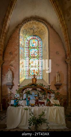 Provins, Frankreich - 09 01 2024: Stiftskirche Saint-Quiriace. Blick auf die Krippe in einer Kapelle in der Kirche Stockfoto