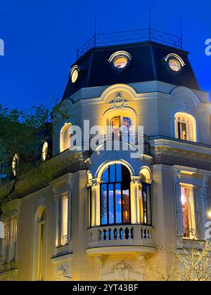 Fassade des Chalets, Blick auf die Nacht. Jose Ortega y Gasset Street, Madrid, Spanien. Stockfoto