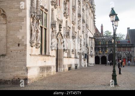 Brabantinisches gotisches Stadhuis van Brugge / Hôtel de ville de Brügge (Rathaus von Brügge) erbaut aus dem XIV. Bis XV. Jahrhundert und romanische und gotische Basiliek van het Stockfoto