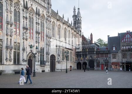 Brabantinisches gotisches Stadhuis van Brugge / Hôtel de ville de Brügge (Rathaus von Brügge) erbaut aus dem XIV. Bis XV. Jahrhundert und romanische und gotische Basiliek van het Stockfoto