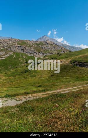 Festung Forte Varisello mit dem Gipfel des Pointe du Lamet in der Nähe des Sees Mont-Cenis in der Region Savoie in Frankreich nahe der Grenze zu Italien während der wunderschönen Summe Stockfoto