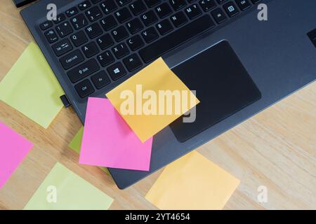 Leere Papierbögen für Haftnotizen auf der Laptop-Tastatur. Notizliste, Nachrichtenspeicher. Draufsicht. Stockfoto