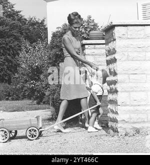 Prinzessin Birgitta von Hohenzollern und Schweden. Zu Hause in München 1964 mit ihrem Sohn Carl Christian. ref. BV53-4 Stockfoto