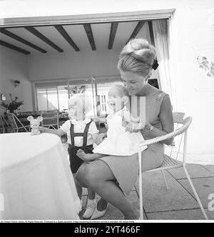 Prinzessin Birgitta von Hohenzollern und Schweden. Zu Hause in München 1964 mit ihren Kindern Désirée und Carl Christian. ref. BV53-5 Stockfoto